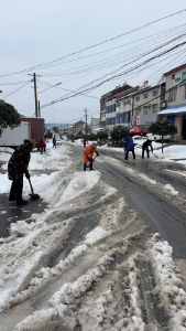 安福寺社区：以雪为令 扫出平安出行路 