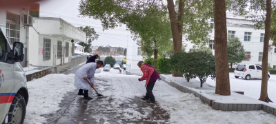 问安镇中心卫生院：扫雪除冰 护病友安全