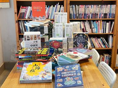 枝江市财政局到百里洲岛上书店开展读书会活动