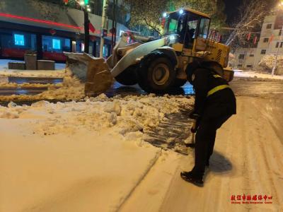 铲雪除冰保出行 枝江城管在行动