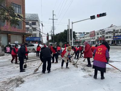 七星台社区开展铲冰除雪行动  确保居民出行安全