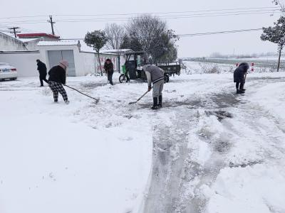 兴隆山村聚力铲雪 守护群众出行平安 