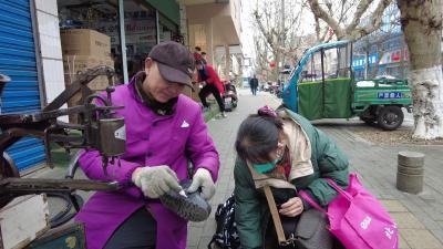 修鞋匠李绪贵：40年坚守街巷 老手艺“修”出居民小幸福