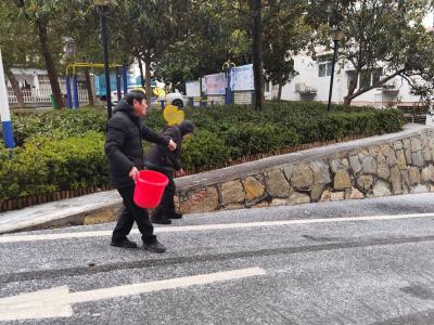 闻雪而动！仙女镇卫生院医务人员除雪破冰保畅通