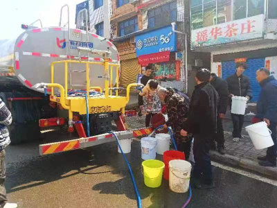 安福寺社区：春节不打烊 送水解民忧