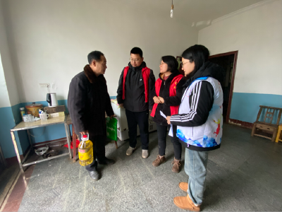 顾家店镇青龙山村开展“敲门行动”为困难群众送温暖