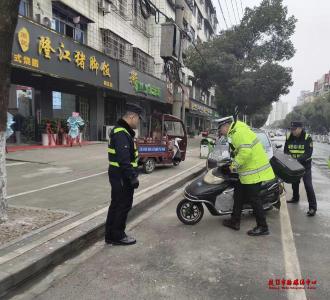 枝江：“城警联动”整治停车乱象