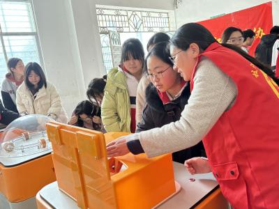 枝江市科技志愿服务队深入学校开展科普服务活动