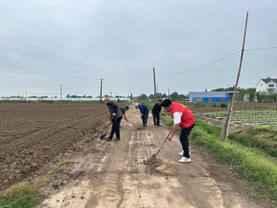 雨后道路受损 干群合力整修