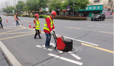 枝江住建：路面灌缝“疗伤” 保障道路安全畅通