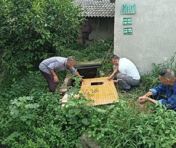 紫荆岭村全面完成沼气池格栅板的安装