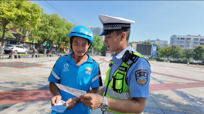 枝江交警为“外卖小哥”送上“安全套餐”