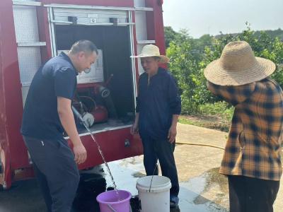 供水车开到家门口 解决村民停水之忧