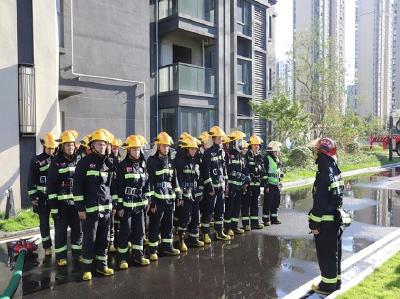 枝江消防开展超高层建筑火灾扑救实战演练 