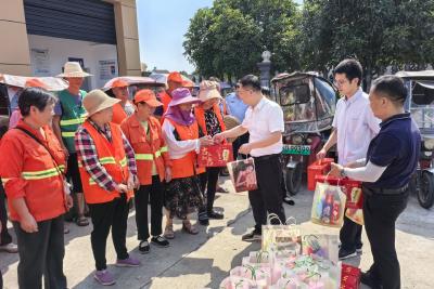 董市镇总工会开展夏季“送清凉”慰问活动