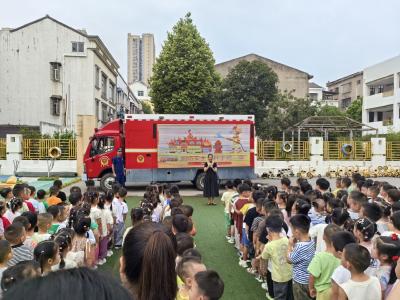 消防走进幼儿园 “开学第一课”点亮安全开学季