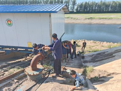 三王庙村：干部群众齐发力 提水抗旱护民生