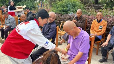 情暖重阳节 爱满福利院