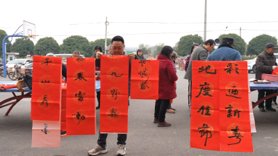 枝江：翰墨飘香到乡村 春联送福暖民心 