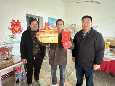 七里冲村为现役 “四有” 官兵家庭送喜报 传递荣耀与温暖