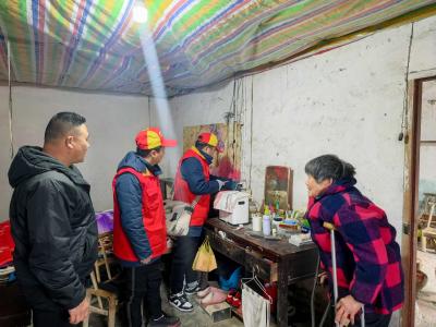 供电员工爱心温暖五保户