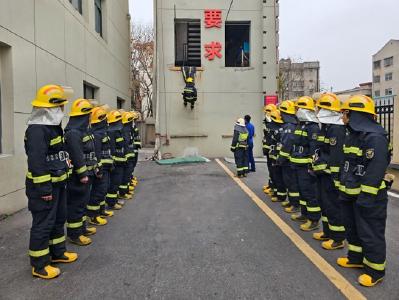 友谊大道消防救援站组织开展沿安全绳撤离训练