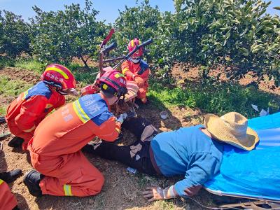 男子小腿被旋耕机贯穿 消防紧急救援