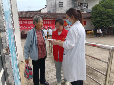 灵芝山村联合安福寺镇卫生院为65岁以上老人开展免费体检活动