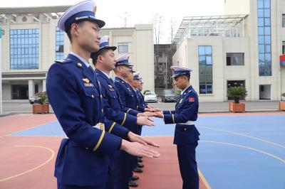 枝江消防以春季换装为契机开展队容风纪检查暨队列训练