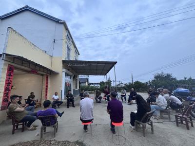 湾子夜会话融合 干群同心谋发展 向巷村召开村场合并会 