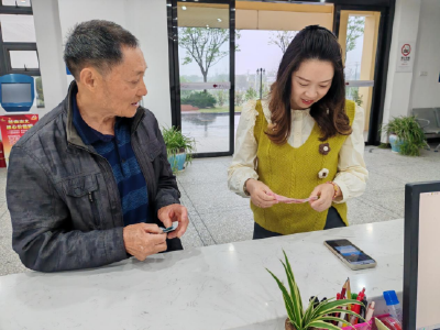 烟墩包村：爱心捐款暖人心 