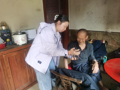 暖心服务零距离 胡家嘴村志愿者上门为行动不便老人办理养老认证