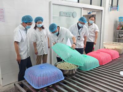 百里洲镇开展校园餐“双查”行动 