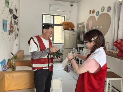 熊家窑社区粽香暖人心 驿站情系户外人