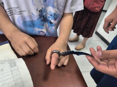枝江：男孩玩爪子刀被“咬” 消防成功拆解 