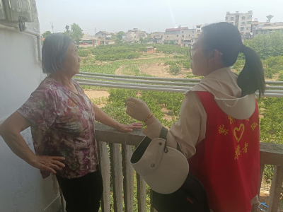 紫荆岭社区：温情入户暖夕阳 敬老爱老传美德