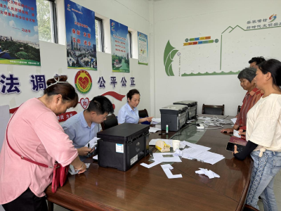 蔡家嘴村贴心服务 村民喜领市民卡
