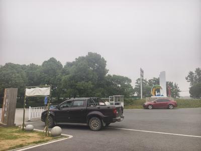 【反面曝光】无视公共场所乱停车 游客不文明行为不可取