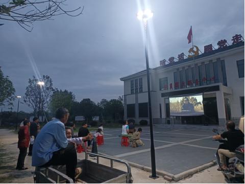 大埠街村：乡村夏夜纳凉时 露天电影送温情