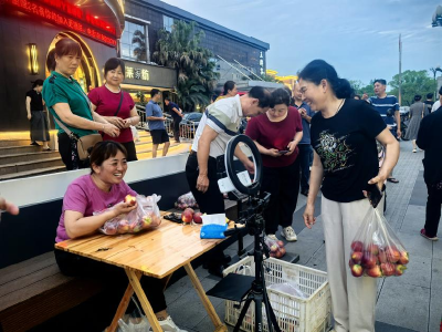 柏杨冲村：村干部街头摆摊，助力集体经济“桃”出新路