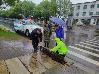 暴雨中的“守护蓝”！安福寺城管闻“汛”而动，全力守护集镇安全