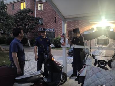 防患于未“燃”！枝江消防夜间巡查居民区电动车安全隐患