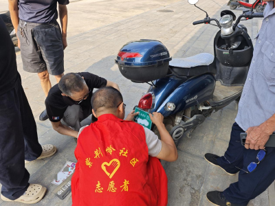 紫荆岭社区暖心服务：上门换牌+安全宣传两不误