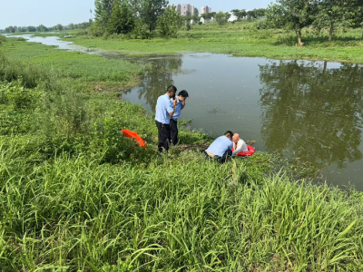秦家塝村干群合力救援落水老人  警民携手彰显人间大爱