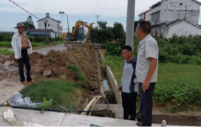 灵芝山村中心公路扩宽刷黑 多方联动保障民生
