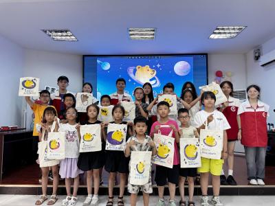 熊家窑社区：星愿熊托管班带领孩子们巧手绘“星”包