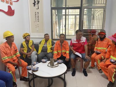 清滩堰社区退役军人开展“八一清凉守护行动” 致敬高温下的坚守者