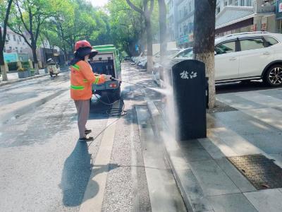 枝江城管：迎战高温“烤”验  为城市撑起“清凉伞”