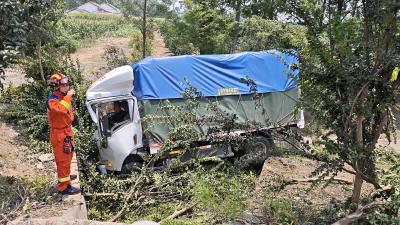 小货冲下路基1人被困 枝江消防紧急救援