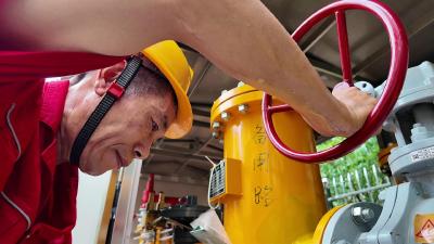 “炙烤”下的蓝焰守护者：汗水浇铸城市燃气生命线